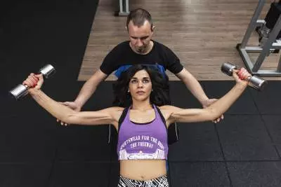 croci su panca con manubri